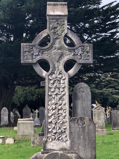 Image of a celtic cross with shamrocks